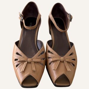Liz Baker Tan Leather Mary Jane Shoes Decorative Stitching & Bow Details 8.5 M
